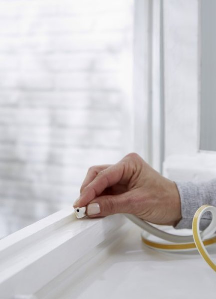 tesa® IZOLAČNÍ Samolepicí gumové těsnění – profil P, hnědá, 6m