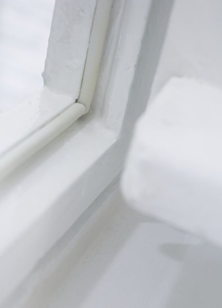 tesa® IZOLAČNÍ Samolepicí těsnění – gumové, profil E, 25 m x 9 mm x 4 mm, bílé