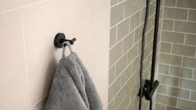 Kalia  - tesa_Moon_Black_Bathrobe_Hook_40564_ap.jpg