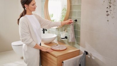 Kalia  - tesa_Moon_Black_Towel_Hook_40563_model_16x9_mood.jpg